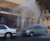 بالصور: تدفق منسوب كبير من المياه بعد انفجار أنبوب في شارع يهودا هيميت بيافا